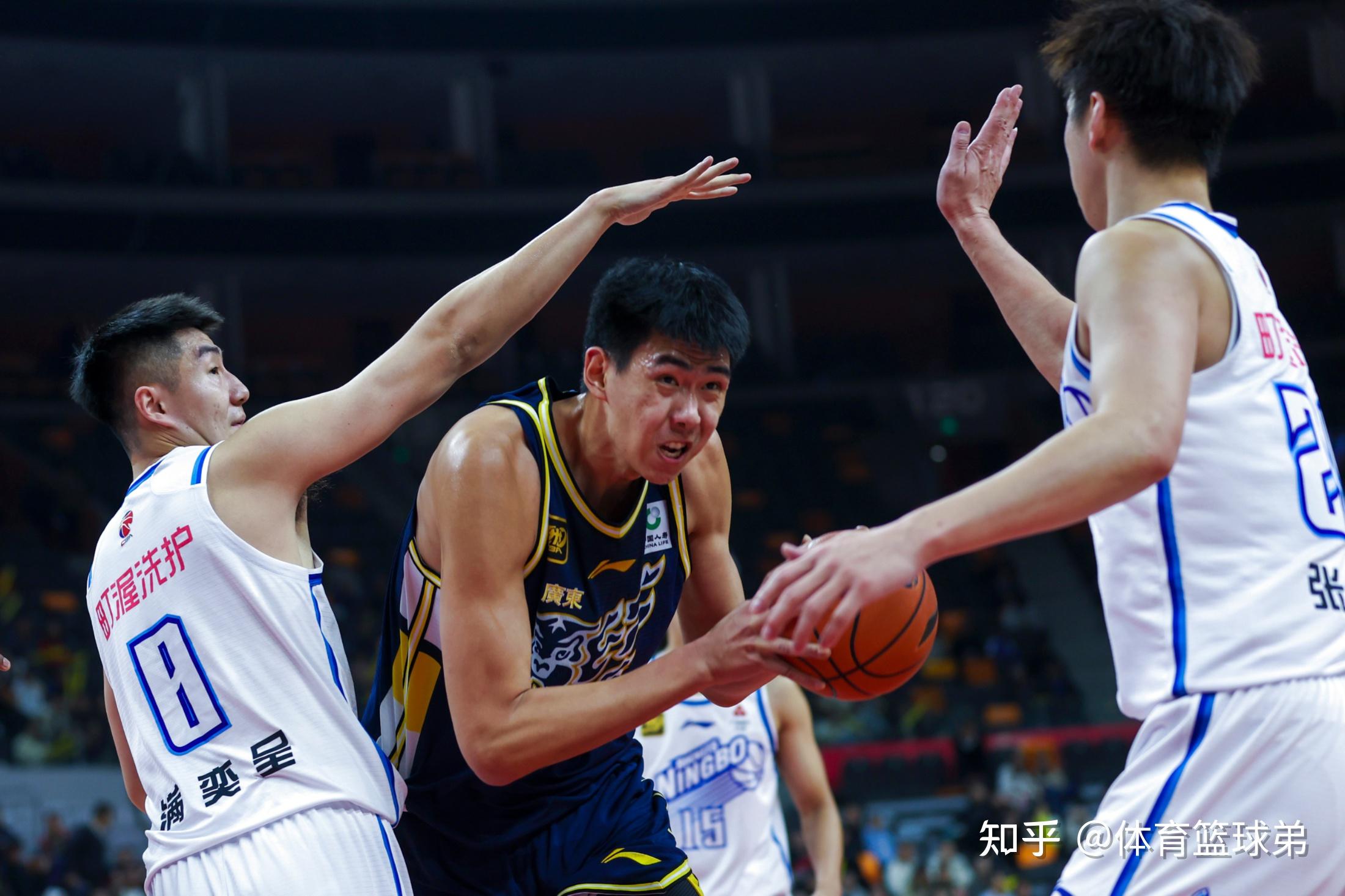 广厦男篮发布备战花絮,冲刺阶段防线松动,葡超任务艰巨,赛程密集仍需轮换 广厦男篮发布备战花絮,冲刺阶段防线松动,葡超任务艰巨,赛程密集仍需轮换