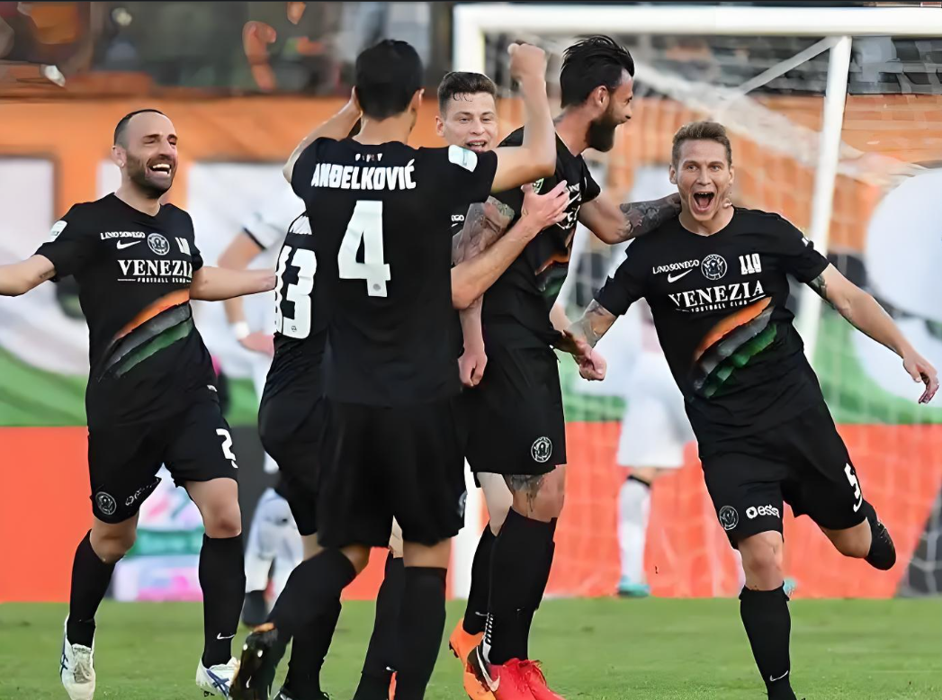 包含国际比赛日突围战来临，休斯敦火箭围绕葡超外线爆发，压力陡增，训练强度明显提升的词条